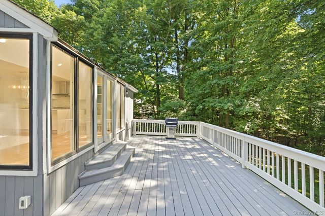 12 Hearthstone Circle, Scarsdale, NY 10583