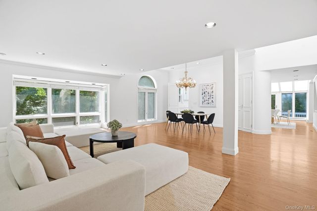 12 Hearthstone Circle, Scarsdale, NY 10583