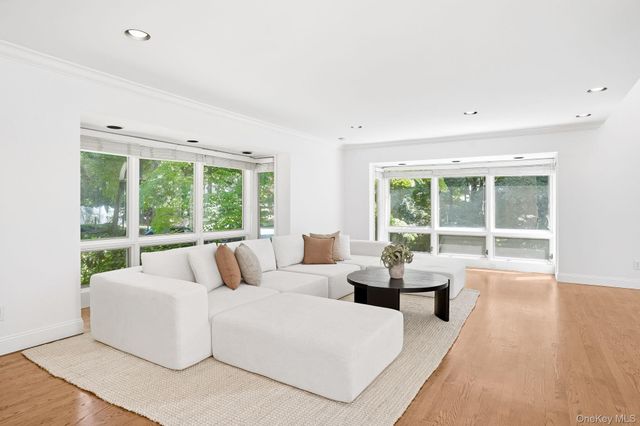 12 Hearthstone Circle, Scarsdale, NY 10583