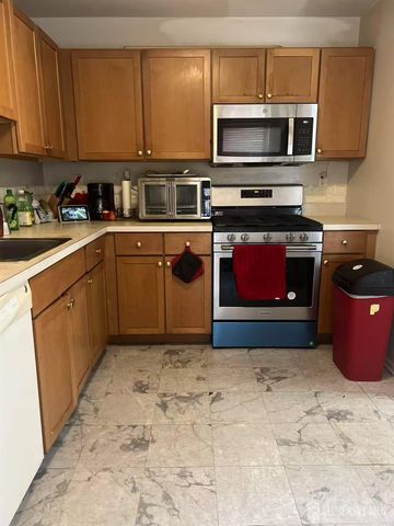 446 Great Beds Court, Perth Amboy, NJ 08861
