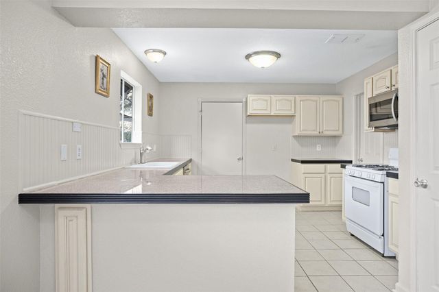 2408 W Messick LOOP, Round Rock, TX 78681