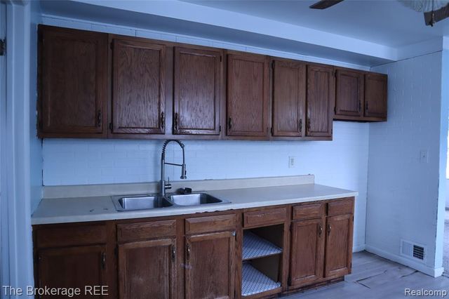 34861 John Street, Wayne, MI 48184