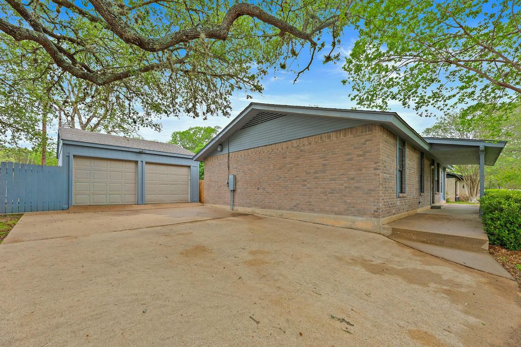205 Hitching Post DR, Kyle, TX 78640