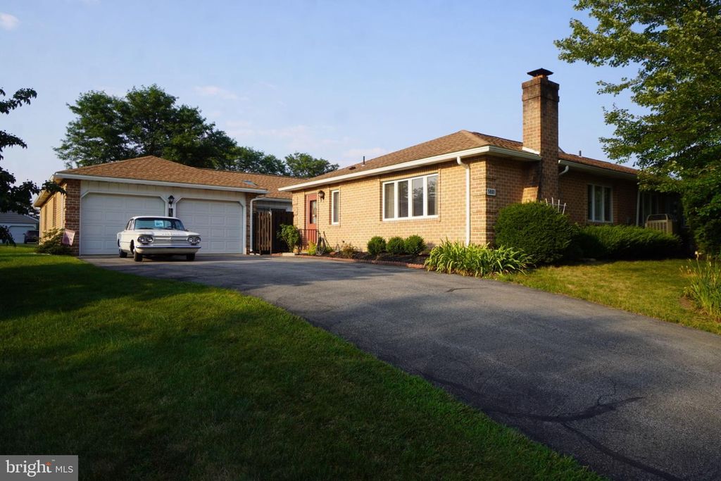 5691 MERION LN, Macungie, PA 18062