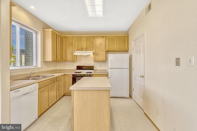 13051 PARK CRESCENT CIR, Herndon, VA 20171