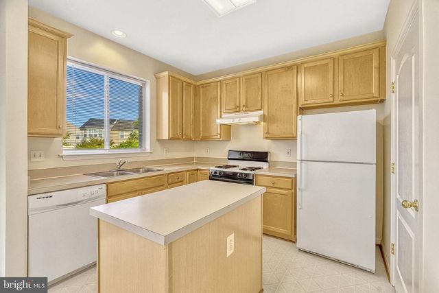 13051 PARK CRESCENT CIR, Herndon, VA 20171