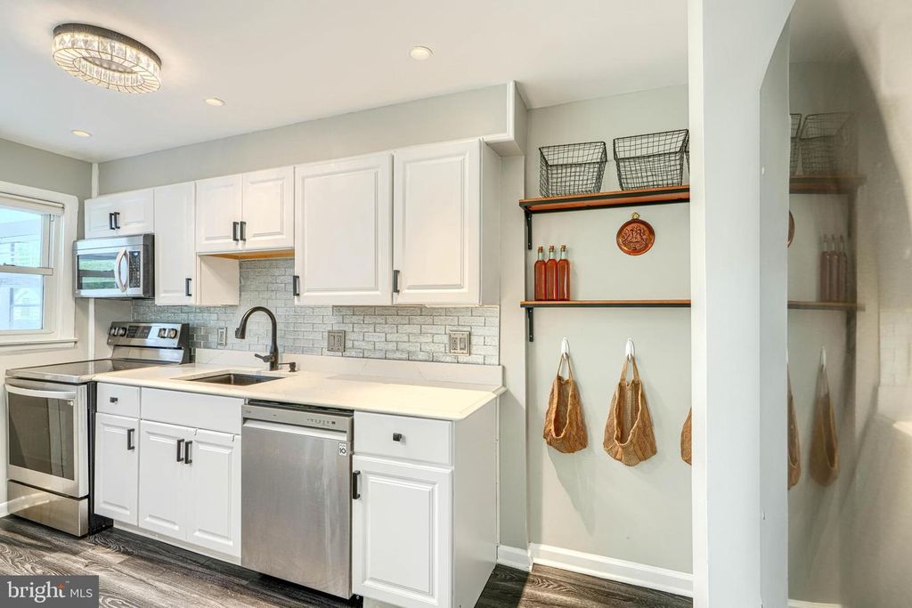 Image 10 of property listing at 3727 EVERGREEN AVE, Baltimore, MD 21206