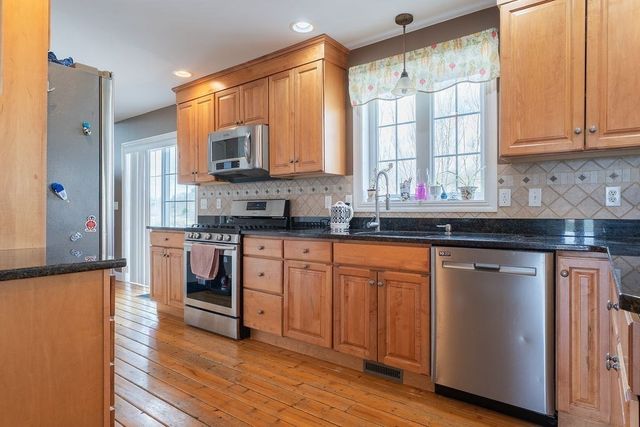 9 White Rd, Mendon, MA 01756