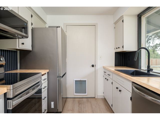 21480 S CLEARVIEW Ct, Oregon City, OR 97045