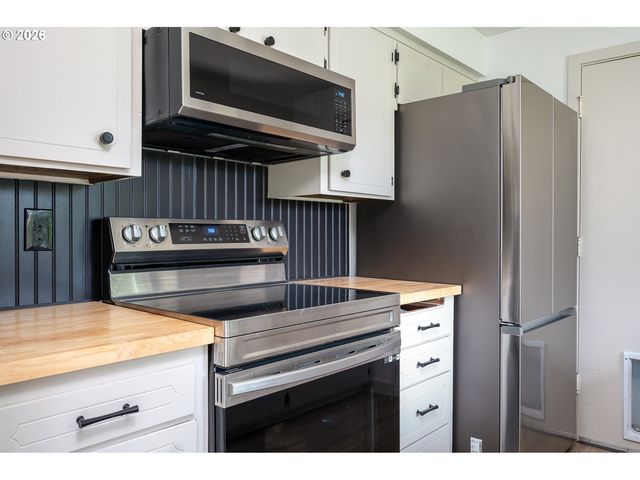 21480 S CLEARVIEW Ct, Oregon City, OR 97045