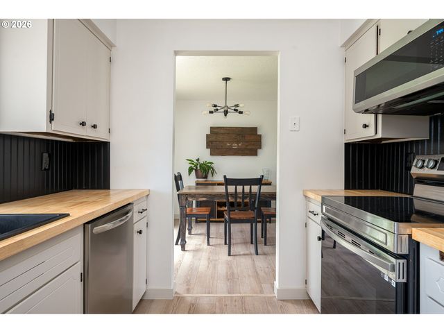 21480 S CLEARVIEW Ct, Oregon City, OR 97045