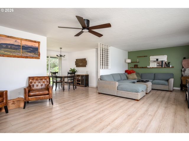 21480 S CLEARVIEW Ct, Oregon City, OR 97045