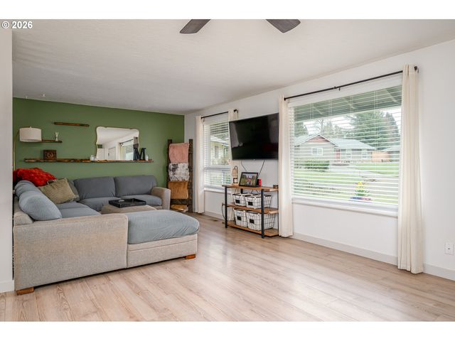 21480 S CLEARVIEW Ct, Oregon City, OR 97045