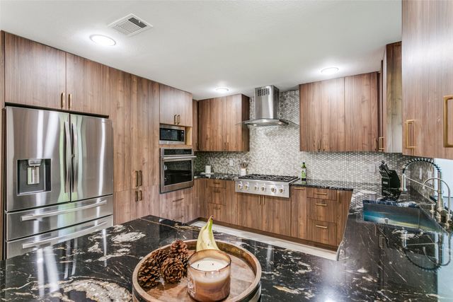 1561 Century Oaks Drive, Lewisville, TX 75077