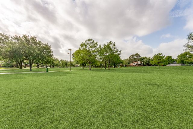 1561 Century Oaks Drive, Lewisville, TX 75077