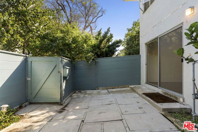 5165 Village, Los Angeles, CA 90016