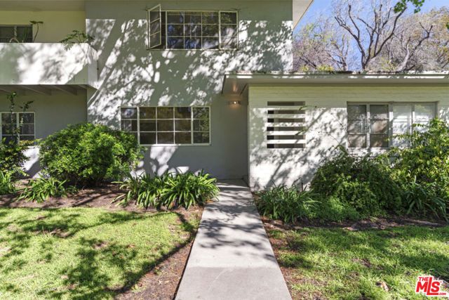 5165 Village, Los Angeles, CA 90016