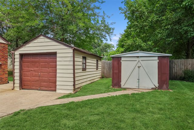 6625 Oliver Smith Drive, Urbandale, IA 50322