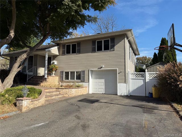 11 Syosset Circle, Syosset, NY 11791