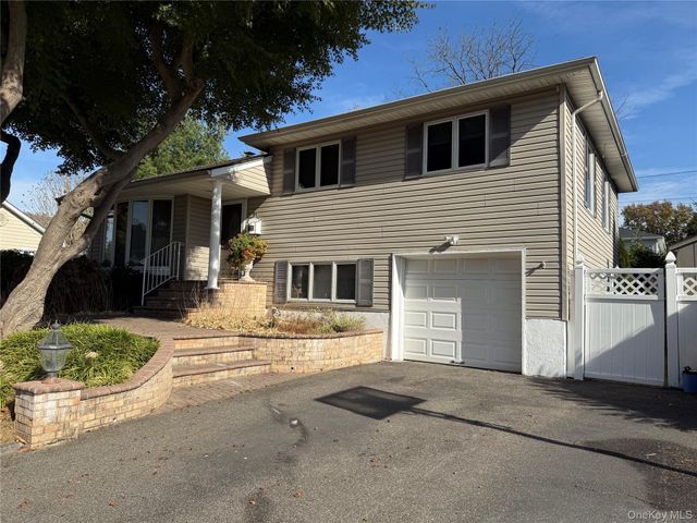 11 Syosset Circle, Syosset, NY 11791