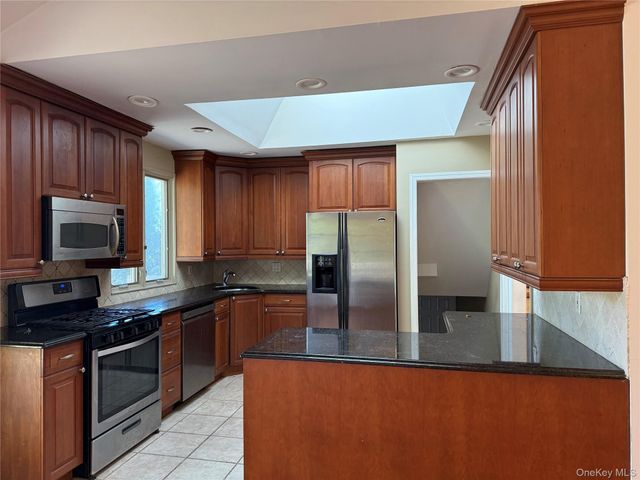11 Syosset Circle, Syosset, NY 11791