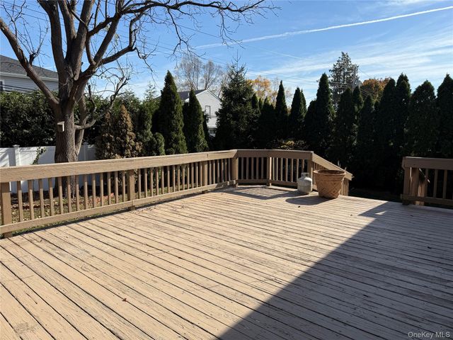 11 Syosset Circle, Syosset, NY 11791