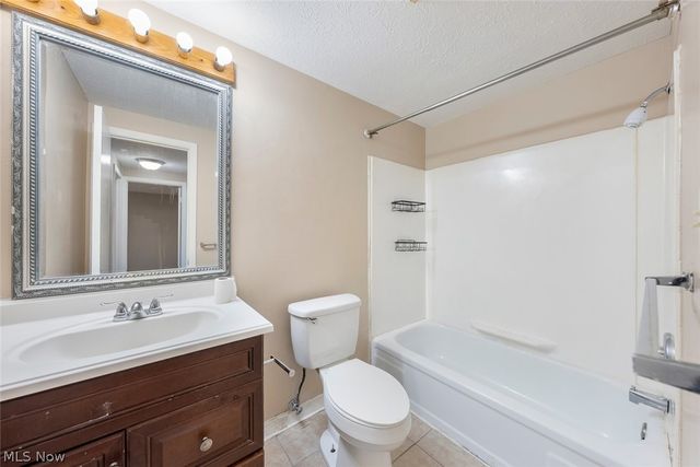 9588 Fernwood Drive, Olmsted Falls, OH 44138