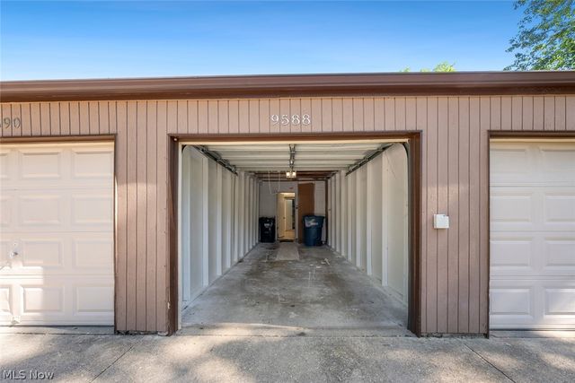 9588 Fernwood Drive, Olmsted Falls, OH 44138