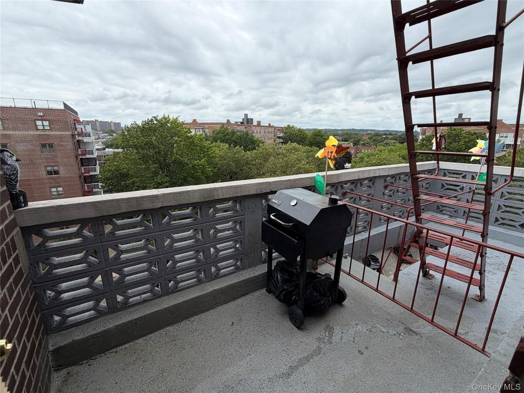 86-10 151 Avenue 6N, Howard Beach, NY 11414 — photo 3