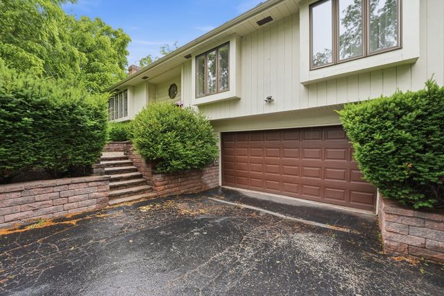 21 Sequoia Road, Hawthorn Woods, IL 60047