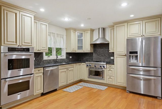 21 Sequoia Road, Hawthorn Woods, IL 60047