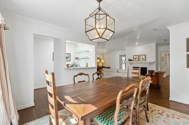 3827 N Versailles Avenue, Dallas, TX 75209