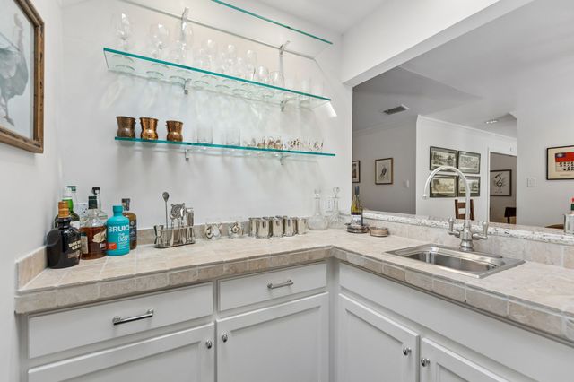 3827 N Versailles Avenue, Dallas, TX 75209