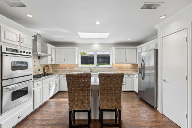 3827 N Versailles Avenue, Dallas, TX 75209