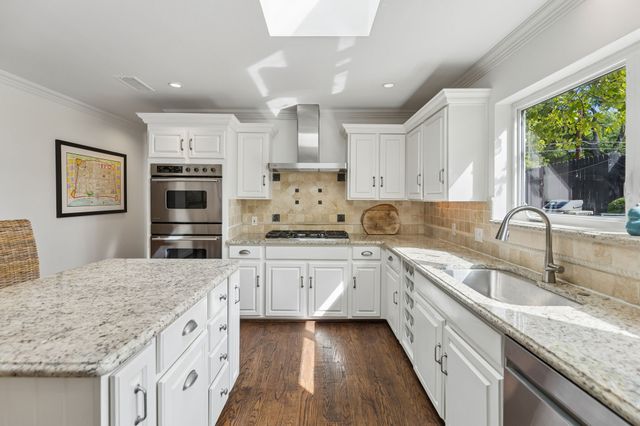 3827 N Versailles Avenue, Dallas, TX 75209