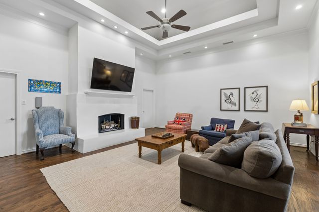 3827 N Versailles Avenue, Dallas, TX 75209