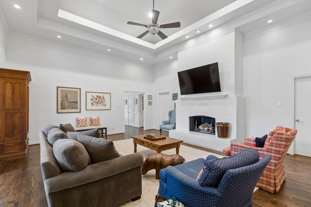 3827 N Versailles Avenue, Dallas, TX 75209