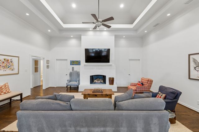 3827 N Versailles Avenue, Dallas, TX 75209