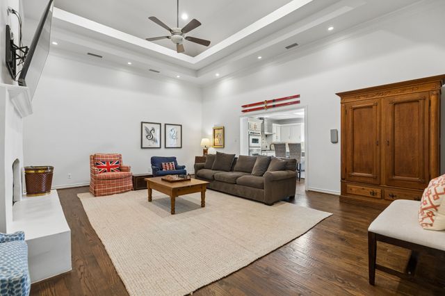 3827 N Versailles Avenue, Dallas, TX 75209