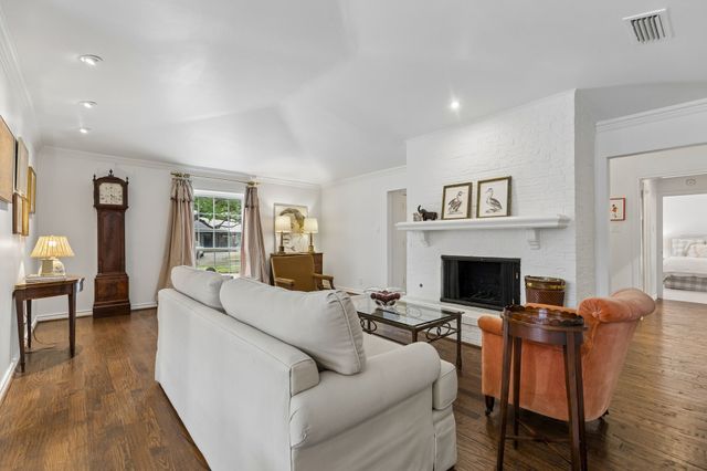 3827 N Versailles Avenue, Dallas, TX 75209