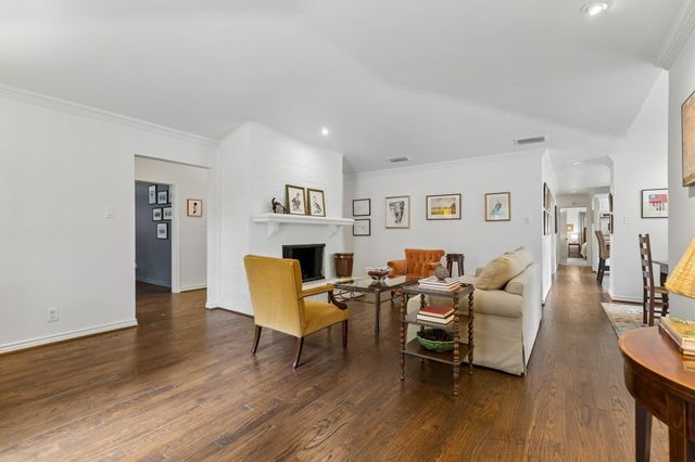 3827 N Versailles Avenue, Dallas, TX 75209