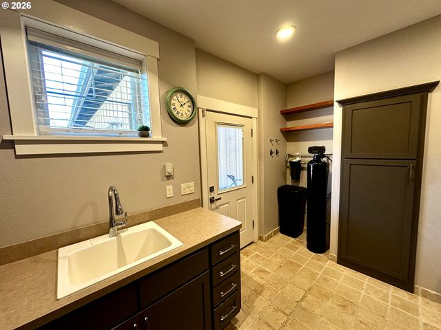 1196 SOUTHRIDGE Way, Roseburg, OR 97470