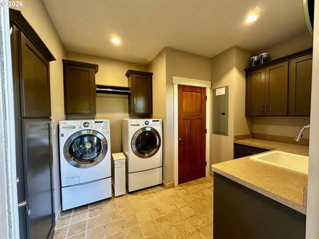 1196 SOUTHRIDGE Way, Roseburg, OR 97470