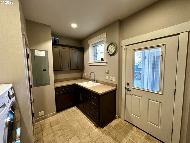 1196 SOUTHRIDGE Way, Roseburg, OR 97470