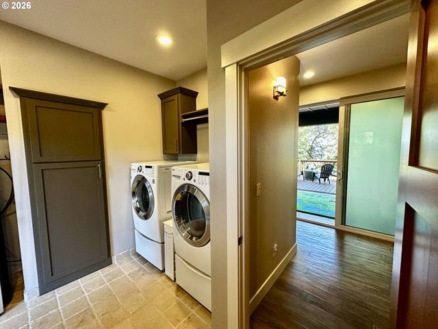 1196 SOUTHRIDGE Way, Roseburg, OR 97470