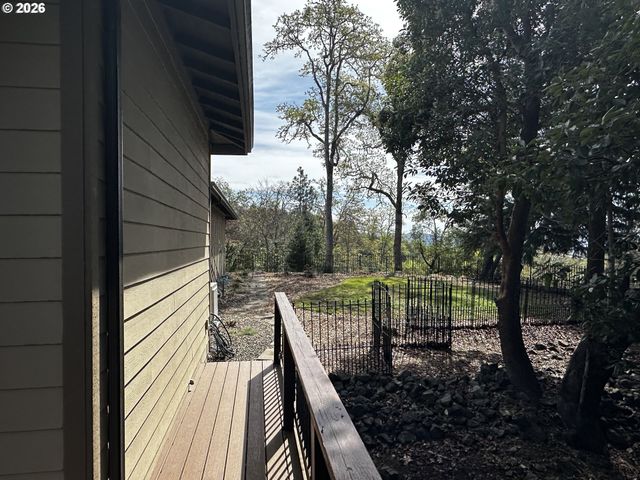 1196 SOUTHRIDGE Way, Roseburg, OR 97470