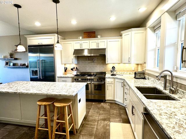 1196 SOUTHRIDGE Way, Roseburg, OR 97470