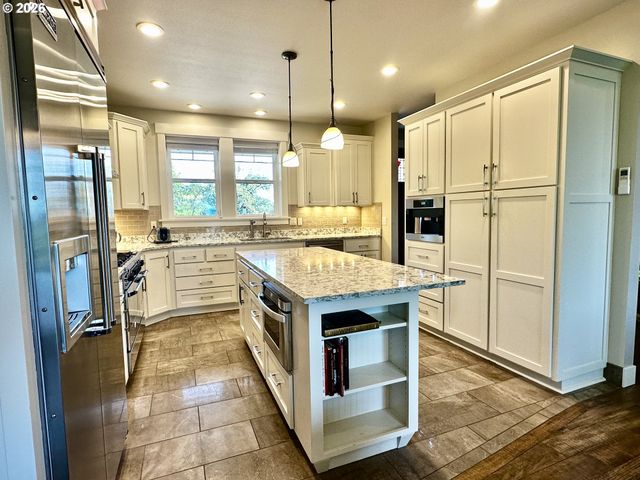 1196 SOUTHRIDGE Way, Roseburg, OR 97470