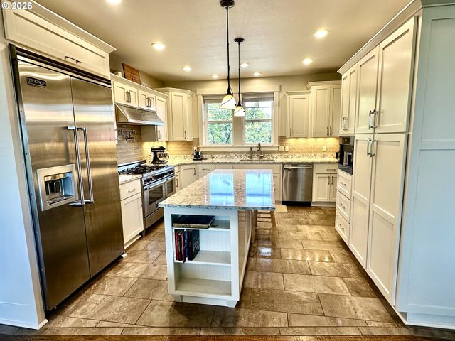 1196 SOUTHRIDGE Way, Roseburg, OR 97470