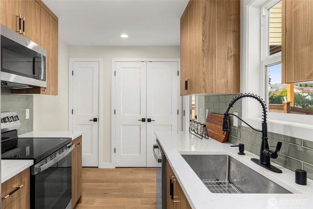 922 NE 117th Street, Seattle, WA 98125